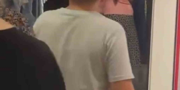 Son kalan kıyafet için birbirlerine girdiler