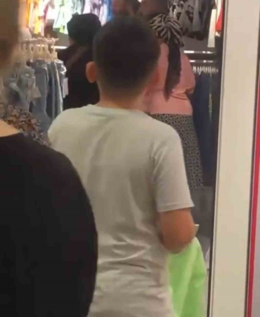 Son kalan kıyafet için birbirlerine girdiler