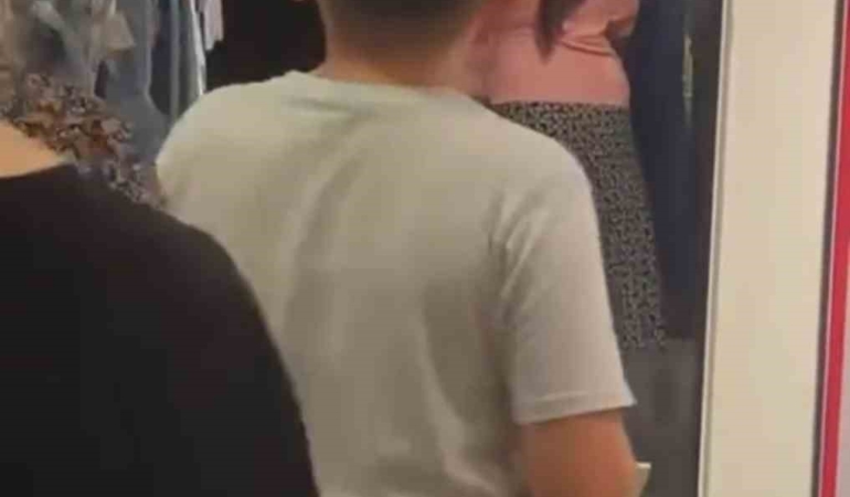 Son kalan kıyafet için birbirlerine girdiler