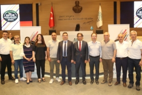 Spor Şenlikleri’nde görev alanlara teşekkür plaketi