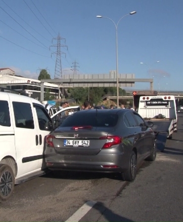 Sultanbeyli’de 3 araç birbirine girdi: 2 yaralı