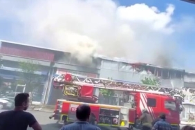 Sultangazi Sanko Sanayi Sitesi’nde bir iş yerinin çatı katında yangın çıktı.  İtfaiye ekipleri yangına müdahale ediyor.