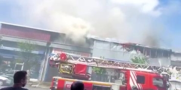 Sultangazi Sanko Sanayi Sitesi’nde bir iş yerinin çatı katında yangın çıktı.  İtfaiye ekipleri yangına müdahale ediyor.