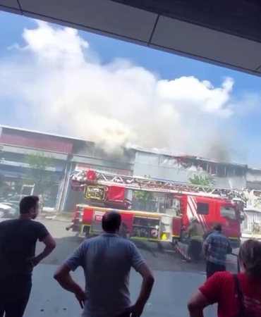 Sultangazi Sanko Sanayi Sitesi’nde bir iş yerinin çatı katında yangın çıktı.  İtfaiye ekipleri yangına müdahale ediyor.
