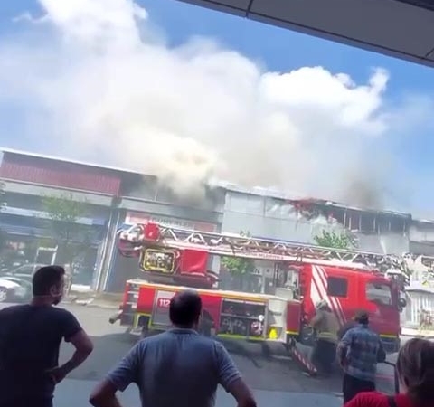 Sultangazi Sanko Sanayi Sitesi’nde bir iş yerinin çatı katında yangın çıktı.  İtfaiye ekipleri yangına müdahale ediyor.