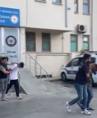 Sultangazi’de bebeği cami önüne bırakan şahıslar yakalandı