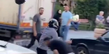 Sultangazi’de kargaların saldırısına uğrayan vatandaş kask takarak korunmaya çalıştı