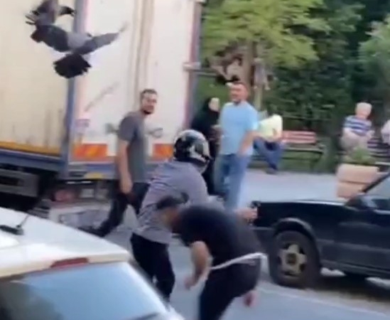 Sultangazi’de kargaların saldırısına uğrayan vatandaş kask takarak korunmaya çalıştı