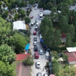 Sultangazi’de mezarlık yolunda uzun araç kuyruğu