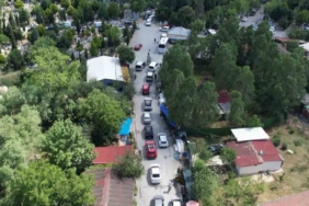 Sultangazi’de mezarlık yolunda uzun araç kuyruğu