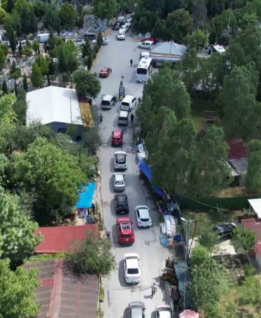 Sultangazi’de mezarlık yolunda uzun araç kuyruğu