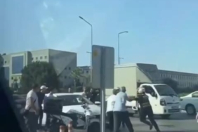 Sürücülerin yol verme kavgası kamerada