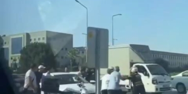 Sürücülerin yol verme kavgası kamerada