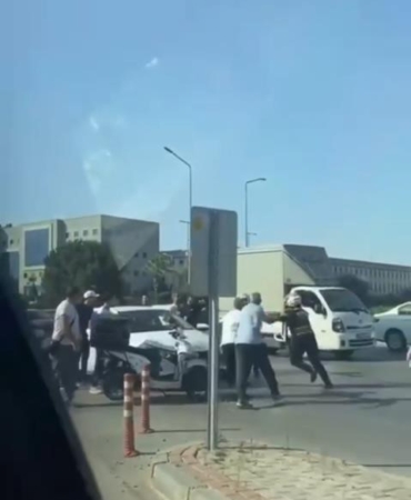 Sürücülerin yol verme kavgası kamerada