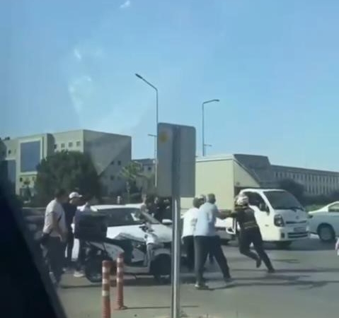 Sürücülerin yol verme kavgası kamerada