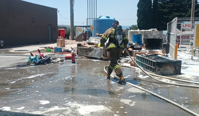 Tadilat halindeki benzinlikte çıkan yangın korkuttu