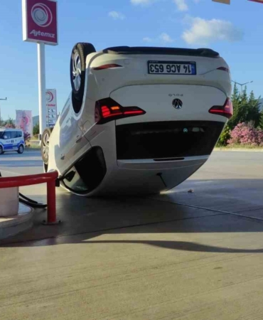 Takla atan araç akaryakıt istasyonuna daldı, faciadan dönüldü