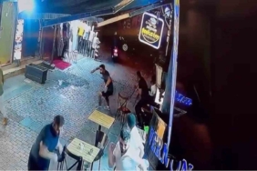 Taksim’de film gibi silahlı saldırı kamerada: Eski ortağı rakip mekana gidince çalışanlarını vurdurdu