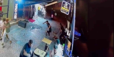 Taksim’de film gibi silahlı saldırı kamerada: Eski ortağı rakip mekana gidince çalışanlarını vurdurdu