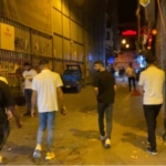 Taksim’de işletmeciden husumetlisi işletmeciye silahlı saldırı kamerada: 4 saldırgan kurşun yağdırdı