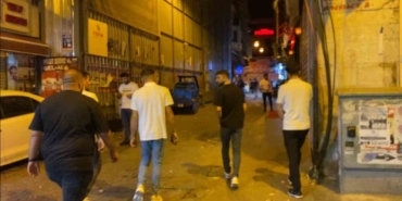 Taksim’de işletmeciden husumetlisi işletmeciye silahlı saldırı kamerada: 4 saldırgan kurşun yağdırdı