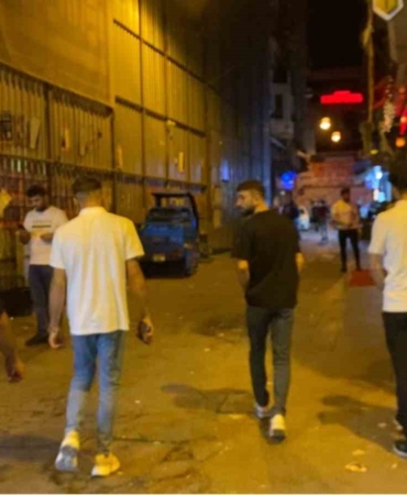 Taksim’de işletmeciden husumetlisi işletmeciye silahlı saldırı kamerada: 4 saldırgan kurşun yağdırdı