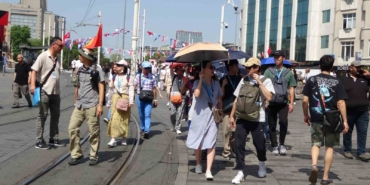 Taksim’de sıcaktan bunalan esnaf kafasına damacanayla su döktü