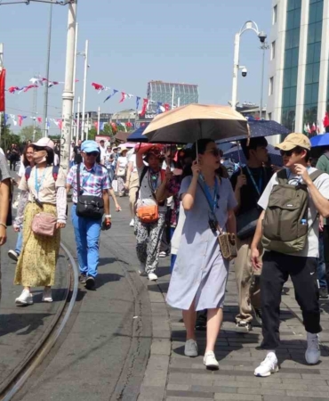 Taksim’de sıcaktan bunalan esnaf kafasına damacanayla su döktü
