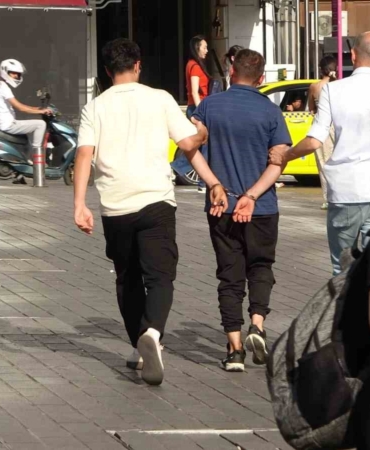 Taksim’de taşkınlık çıkartan şüpheli güven timleri tarafından gözaltına alındı