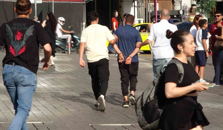 Taksim’de taşkınlık çıkartan şüpheli güven timleri tarafından gözaltına alındı