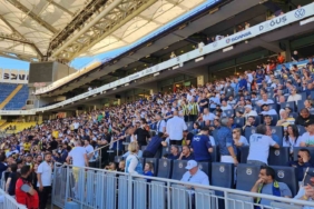 Taraftarlar seçim sonucunu tezahüratlarla bekledi