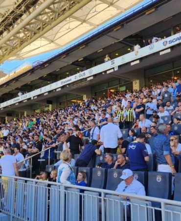 Taraftarlar seçim sonucunu tezahüratlarla bekledi