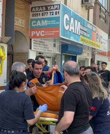 Tartıştığı ağabeyini bıçakladı, evde harakiri yaptı