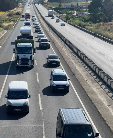 Tatilcilerin dönüşü başladı: Tekirdağ-İstanbul karayolunda trafik yoğunluğu sürüyor