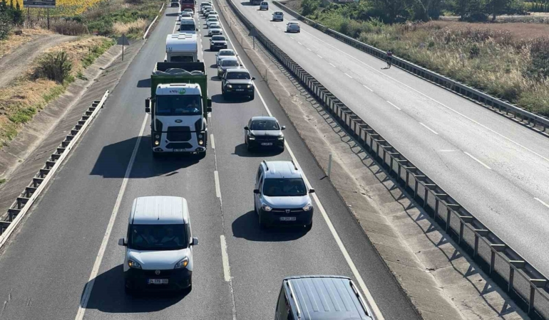 Tatilcilerin dönüşü başladı: Tekirdağ-İstanbul karayolunda trafik yoğunluğu sürüyor