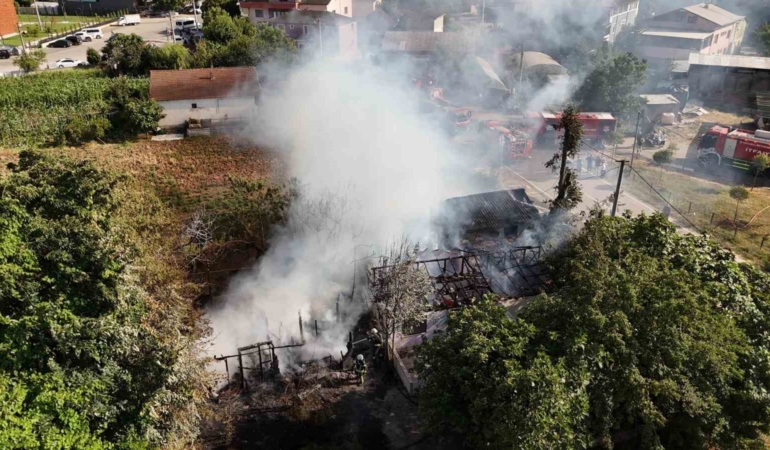 Tek katlı ev alev topuna döndü