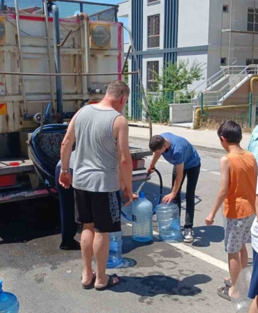 Tekirdağ’da 90’ları aratmayan görüntü: Bayram günü tankerlerle su taşıdılar