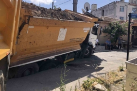 Tekirdağ’da asfalt yol çöktü: Kamyon yola saplandı