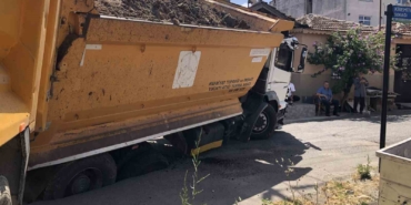 Tekirdağ’da asfalt yol çöktü: Kamyon yola saplandı
