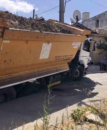 Tekirdağ’da asfalt yol çöktü: Kamyon yola saplandı