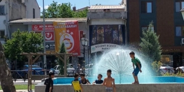 Tekirdağ’da çocukların süs havuzunda tehlikeli oyunu