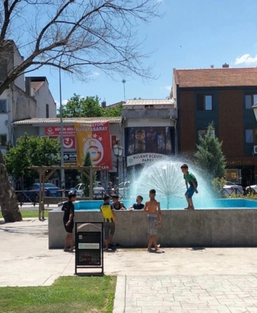 Tekirdağ’da çocukların süs havuzunda tehlikeli oyunu