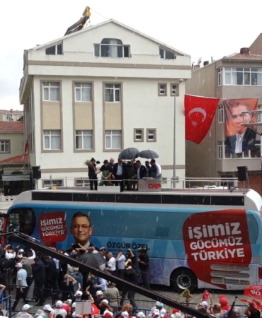 Tekirdağ’da dolu yağışı CHP mitingini vurdu