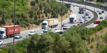 TEM Otoyolu Kocaeli geçişinde bayram dönüşü yoğunluğu