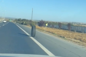 TEM Otoyolu’nda kamyonetten kopan lastiğin ilginç yolculuğu kamerada