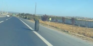 TEM Otoyolu’nda kamyonetten kopan lastiğin ilginç yolculuğu kamerada