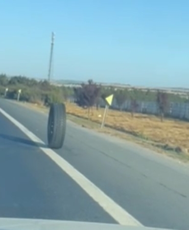 TEM Otoyolu’nda kamyonetten kopan lastiğin ilginç yolculuğu kamerada