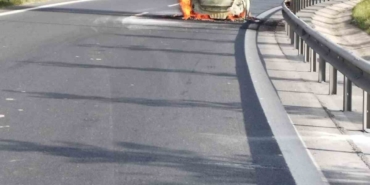 TEM Otoyolu’nda seyir halindeki otomobil alev alev yandı