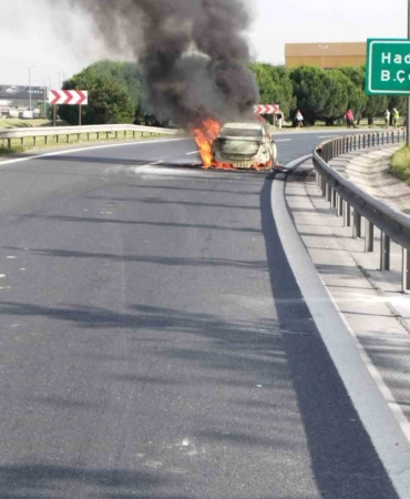 TEM Otoyolu’nda seyir halindeki otomobil alev alev yandı