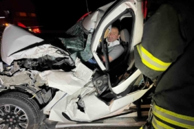 TEM’de kamyonete çarpan hafif ticari araç hurdaya döndü: 1 yaralı